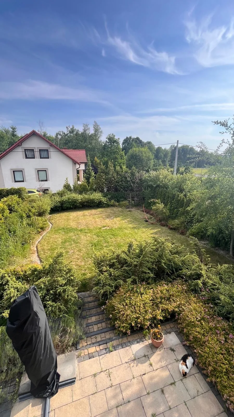 Widok z balkonu na dom i ogród