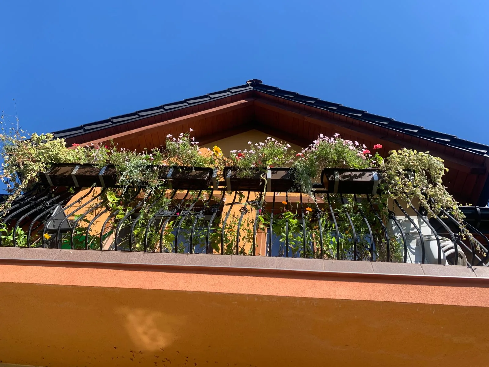 Balkon z kwiatami od strony ogrodu
