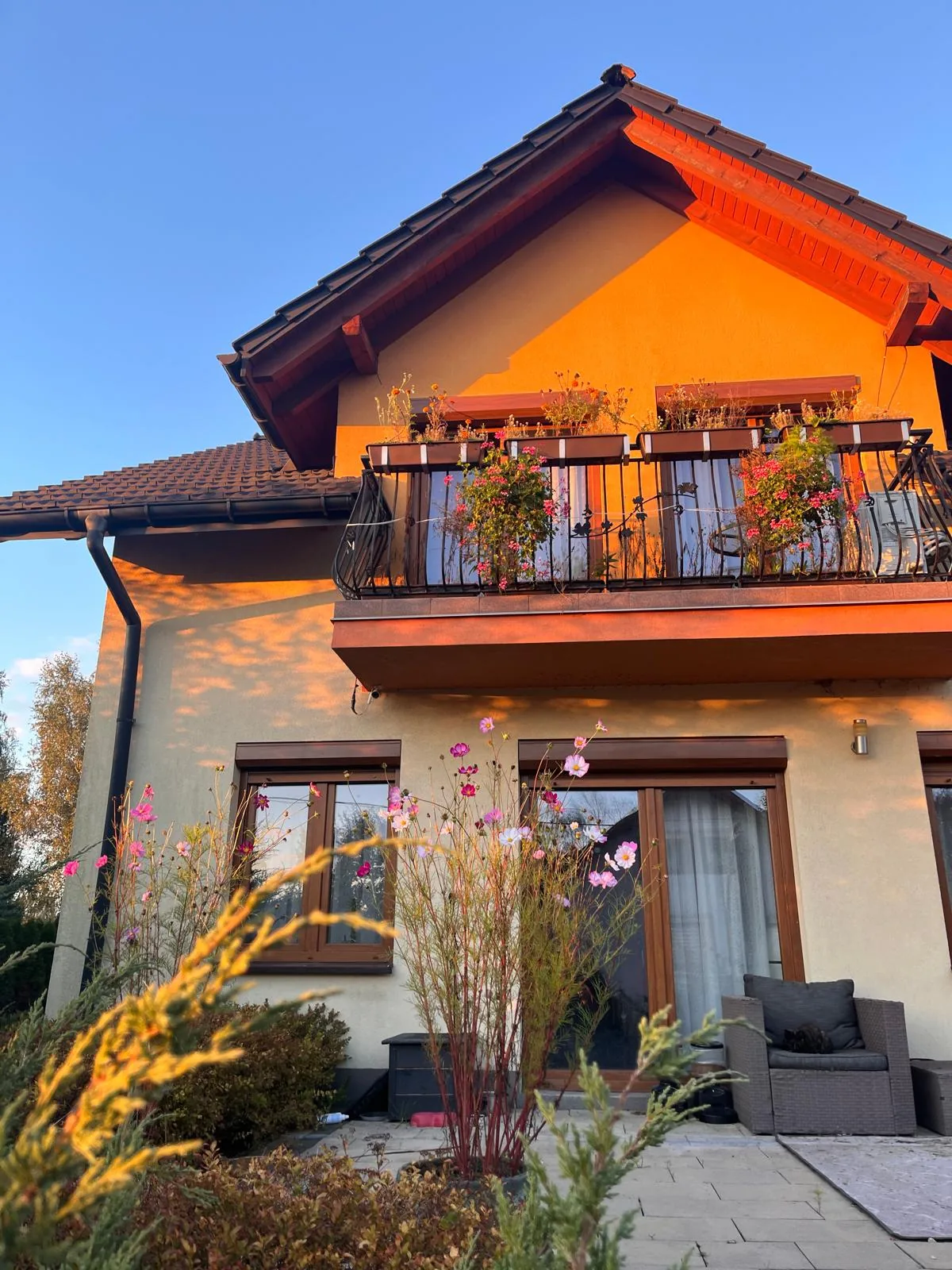 Elewacja domu z balkonem, tarasem i ogrodem