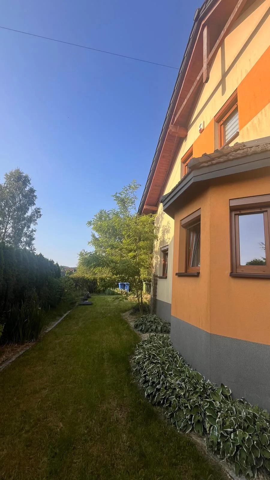 Boczna część domu i ogród